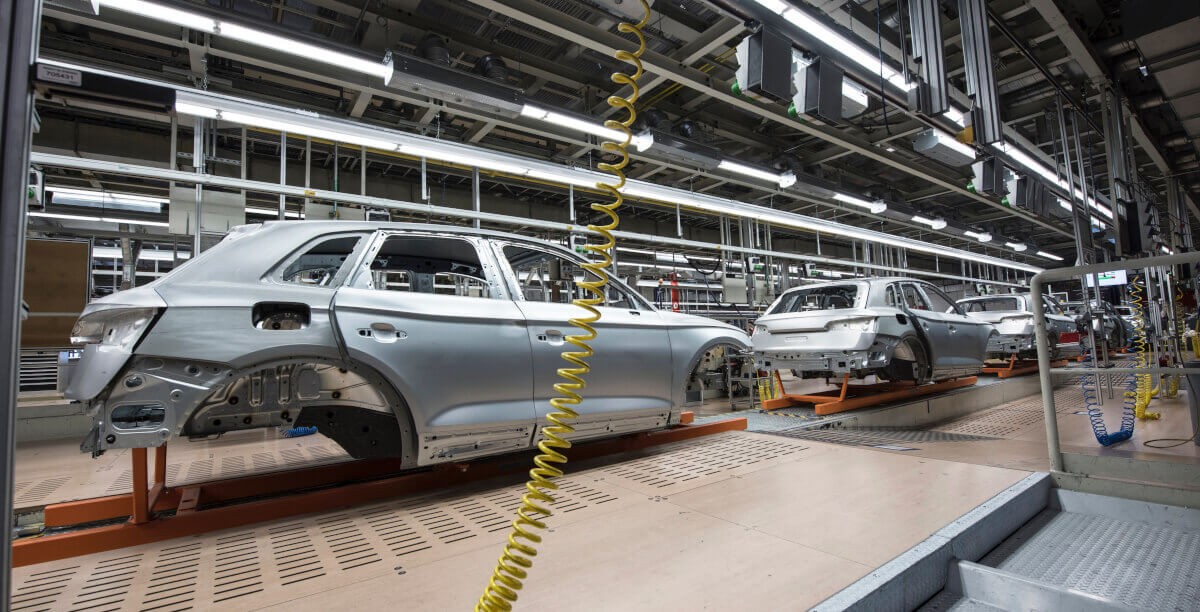 Zdjęcie linii produkcyjnej w fabryce samochodów - Logistyka produkcji – co to jest?